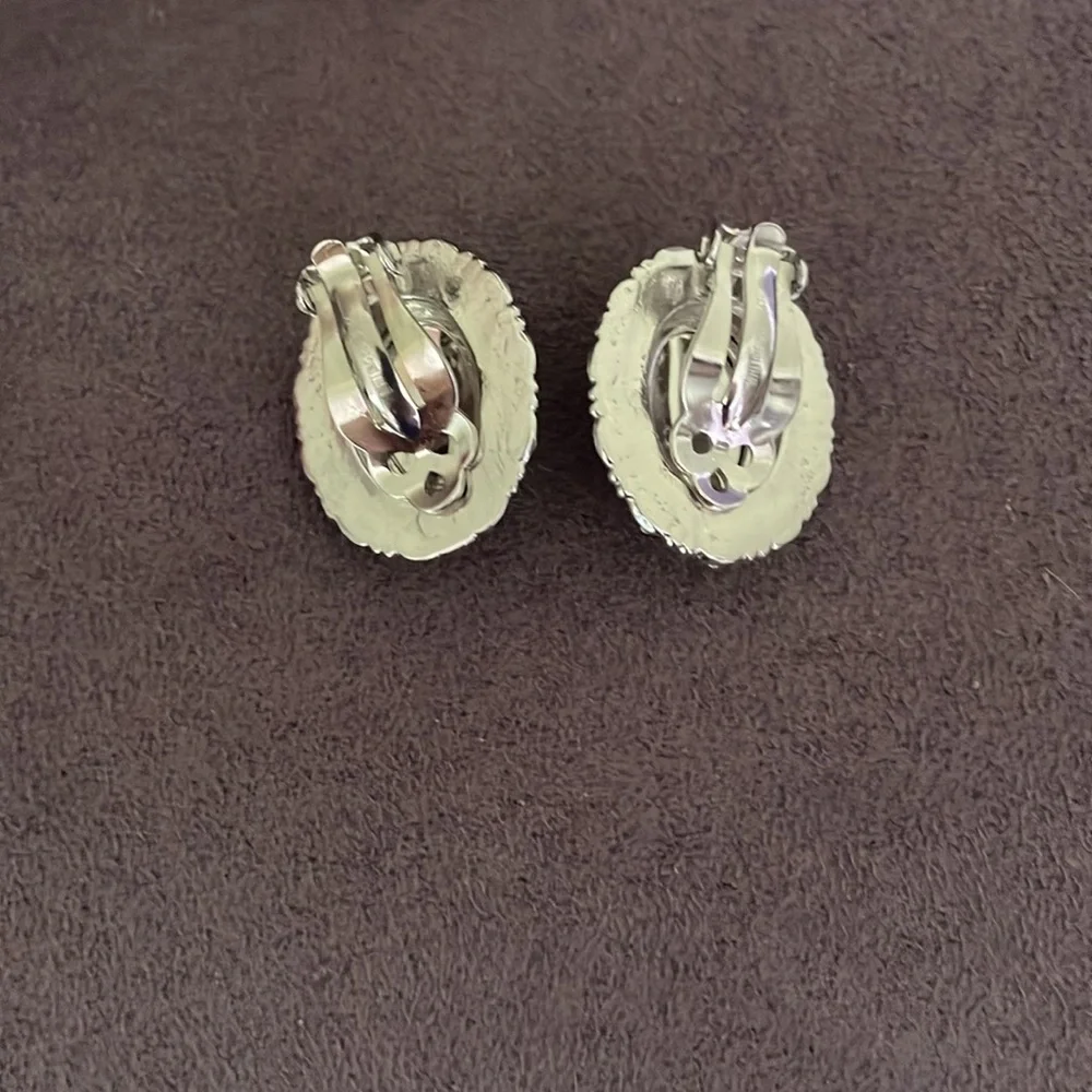 Beautiful vintage glass clip on earrings by whiting and Davis